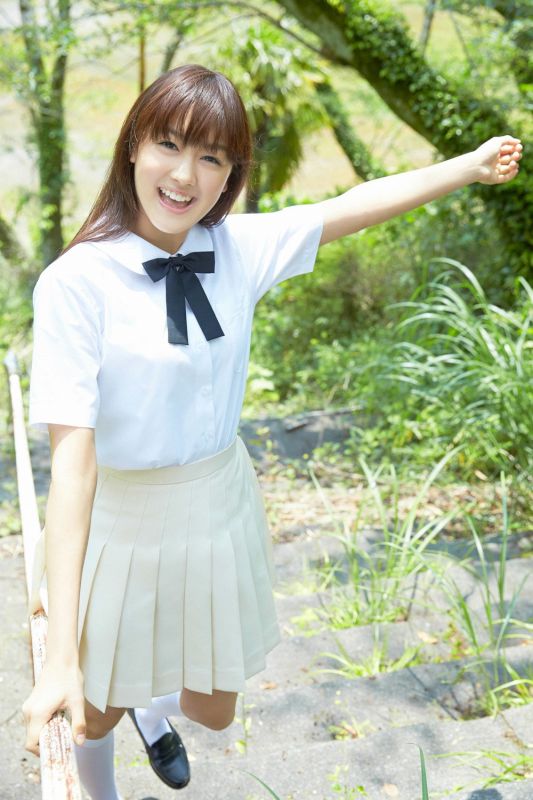日本学生制服美女户外清纯图片