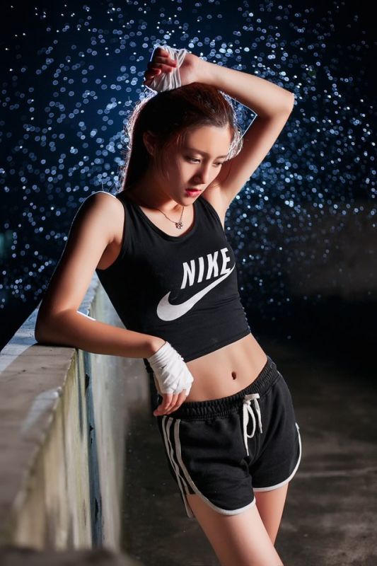 可爱运动装美女室内高清写真
