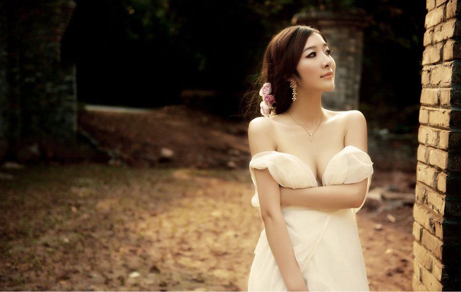 婚纱女神户外性感小私房