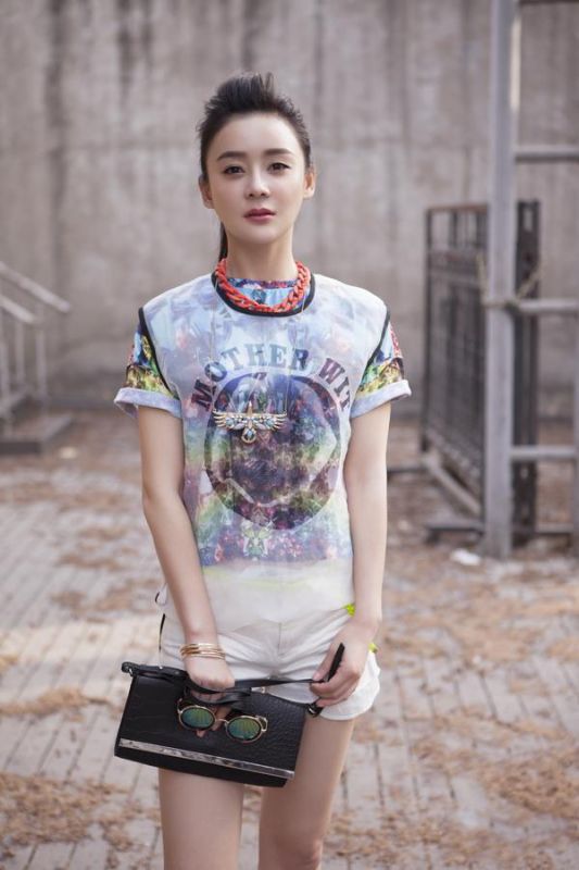 袁姗姗百变时尚造型户外高清写真