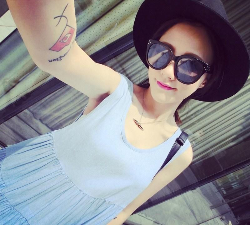 性感短发美女大秀迷人大长腿