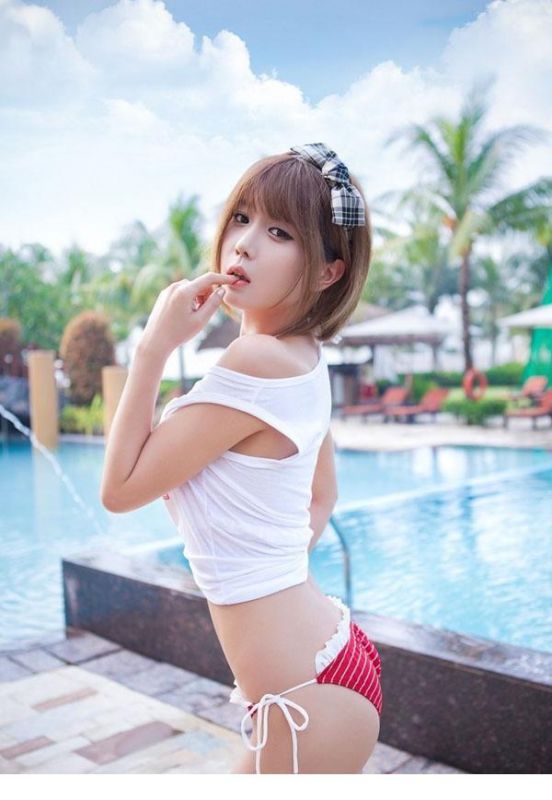 童颜巨乳美女俏皮比基尼写真