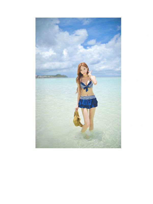 韩国泳装少女海边大秀迷人乳沟
