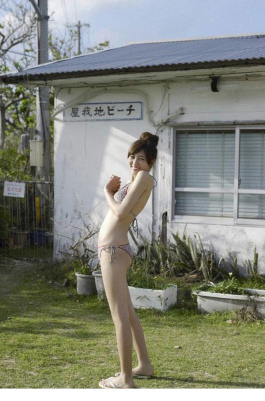 女优岩崎名美性感比基尼酥胸写照