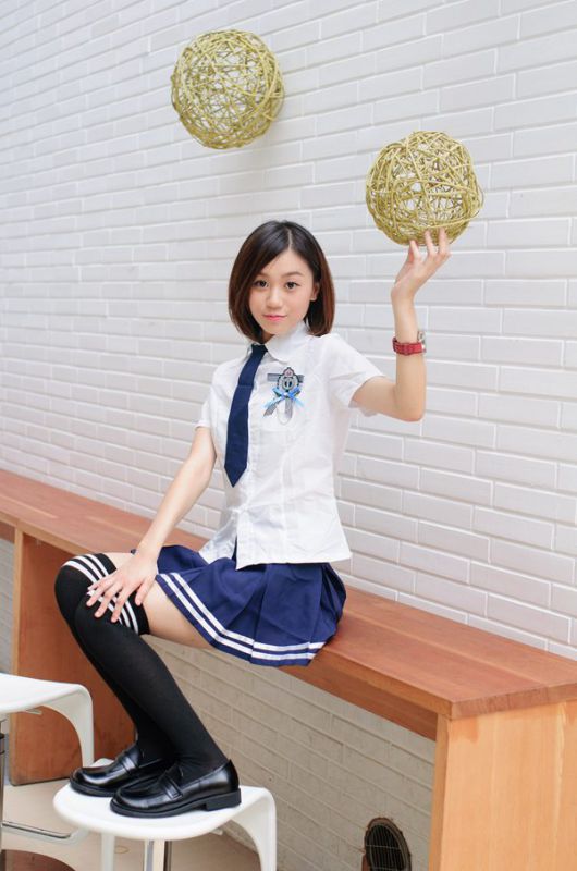 90后清纯美女演绎校服诱惑