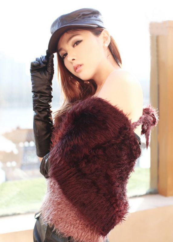 酥胸美女街头性感写真集