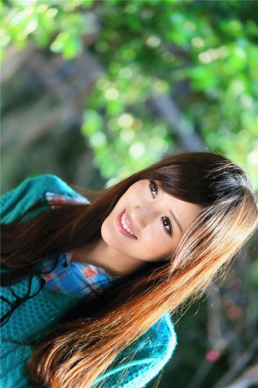 90后清纯美女初秋户外迷人写真