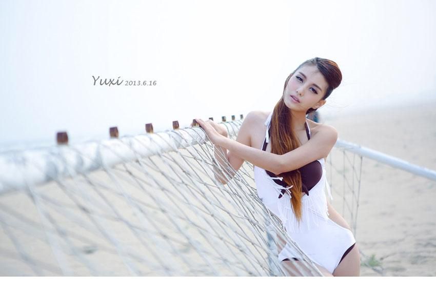 极品美模沙滩比基尼诱惑写照