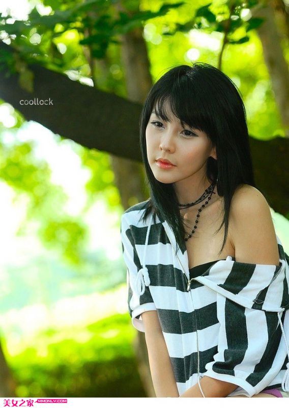 清新美女车模李智友迷人写真