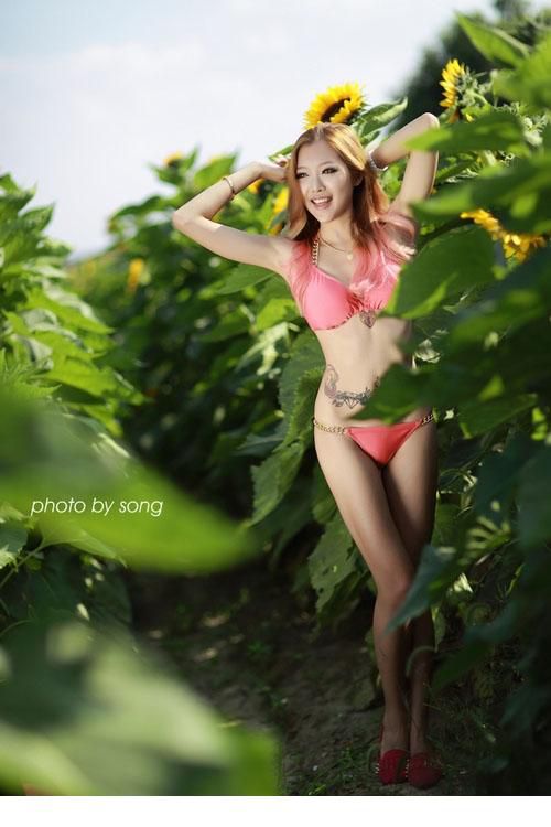 粉色比基尼美女户外写真照