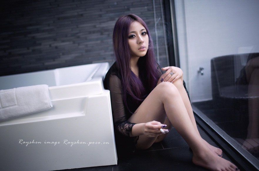 黑色内衣少女秀白嫩美胸