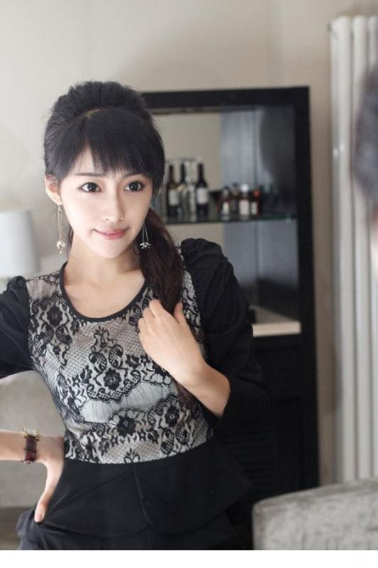 甜美女孩刘凡菲浴室丝袜诱惑写真