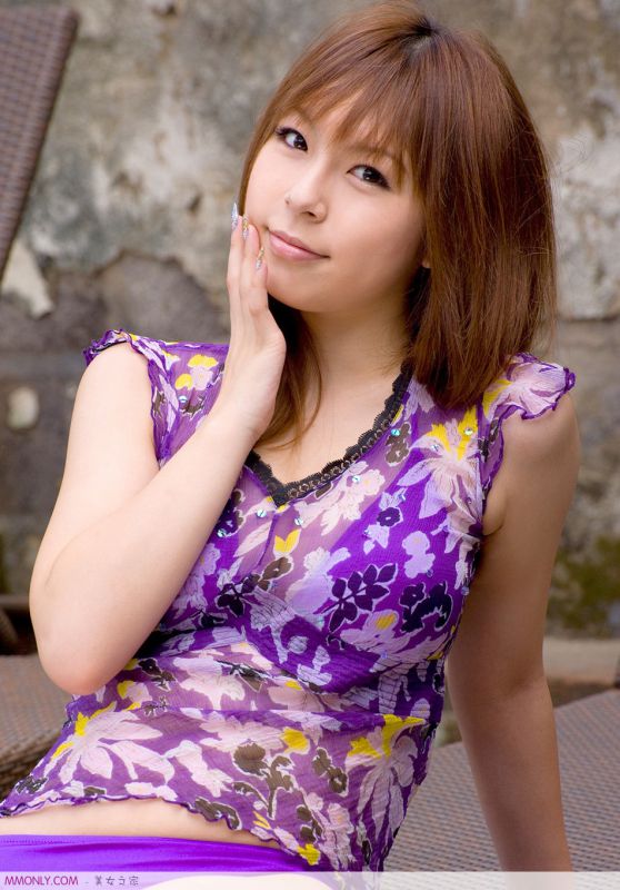 日本女优内衣美胸诱人写真