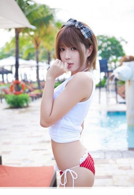 童颜巨乳美女俏皮比基尼写真