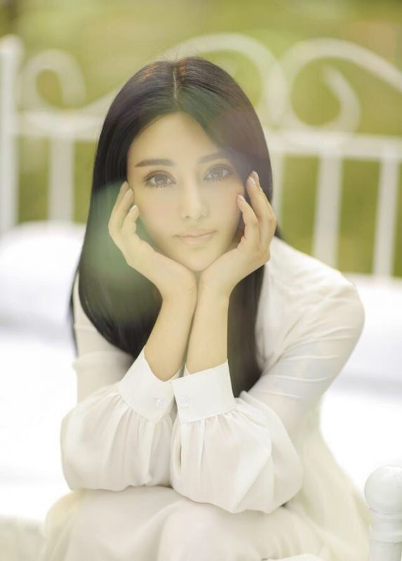 清纯美女冯雨芝户外迷人写真照