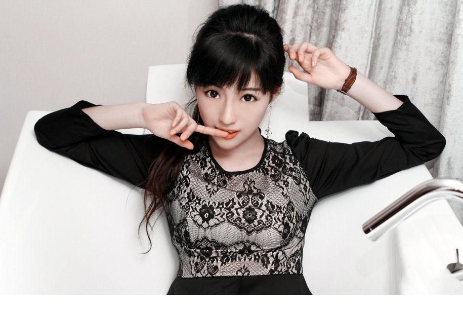 甜美女孩刘凡菲浴室丝袜诱惑写真