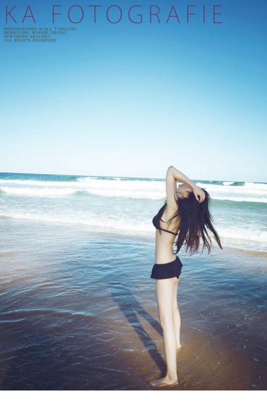 比基尼嫩模海边诱人写真照