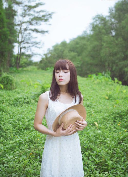 清纯学生妹雨后田园迷人写照