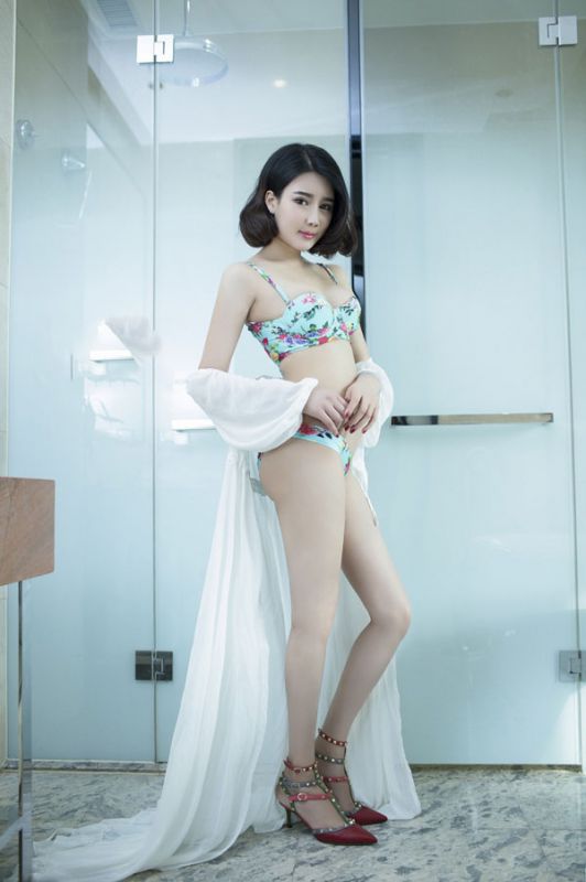 性感酥胸内衣美女浴室诱人写真