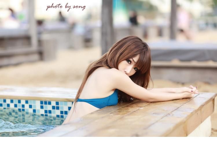 蓝色比基尼美女户外性感写真照