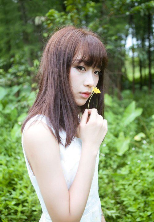 清纯学生妹雨后田园迷人写照