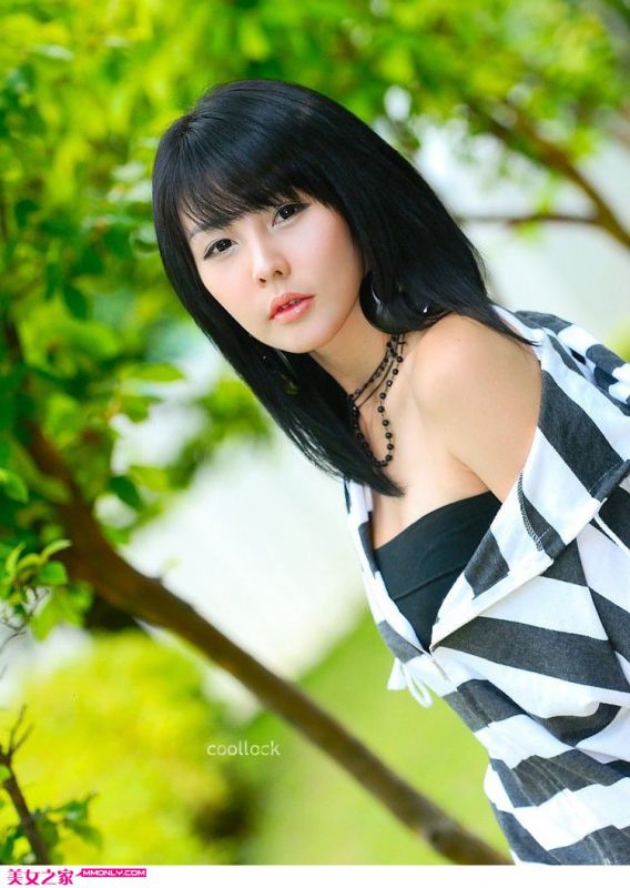 清新美女车模李智友迷人写真