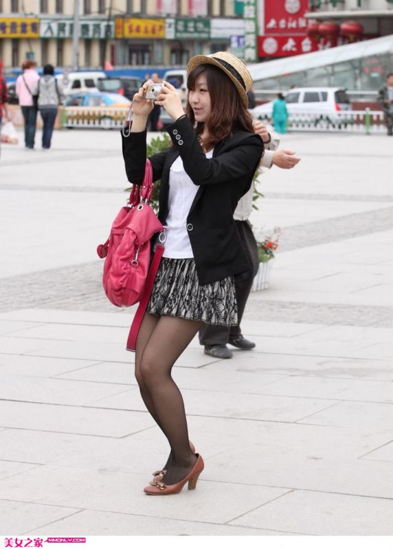喜爱街拍的黑丝美腻美女抓拍