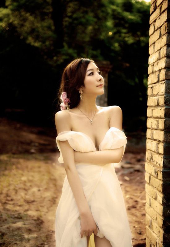 婚纱女神户外性感小私房