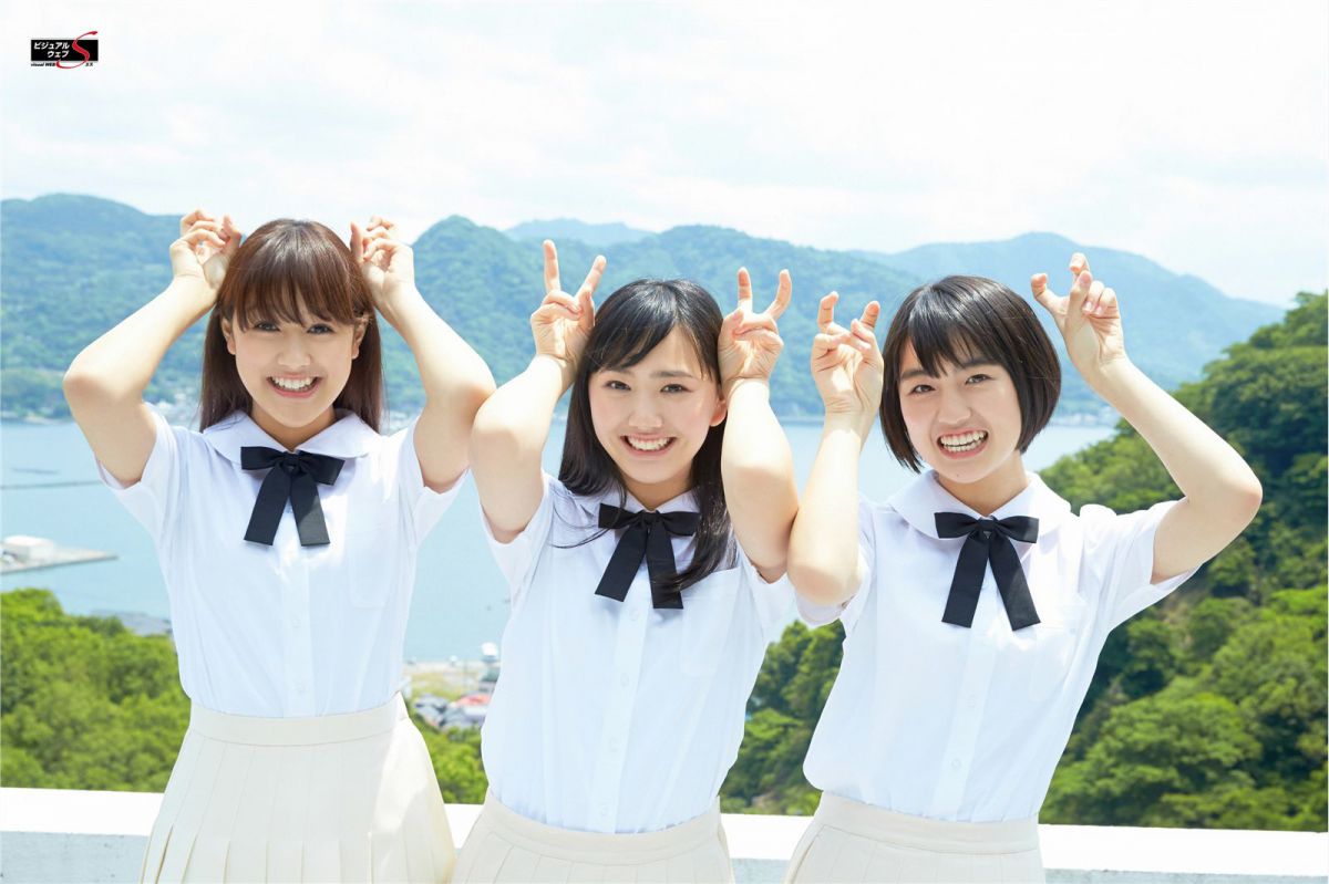 日本学生制服美女户外清纯图片
