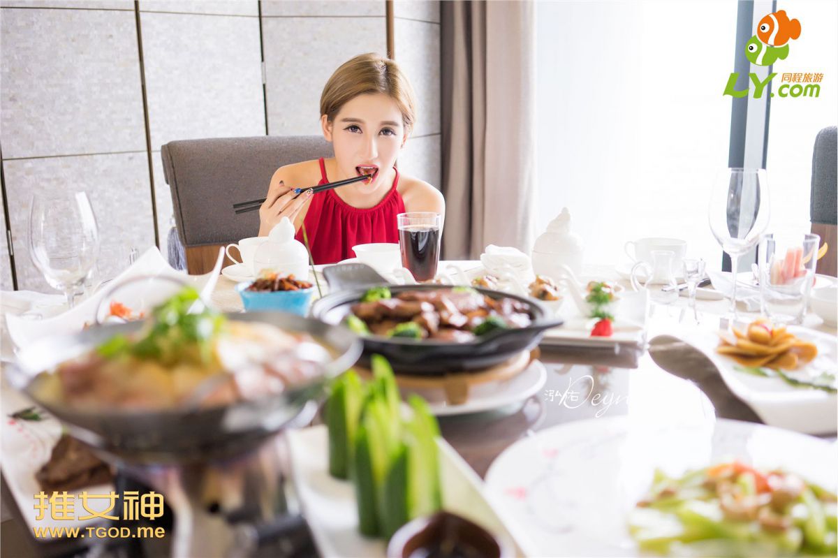 比基尼模特艾希ICE泳池大秀曼妙多姿身材