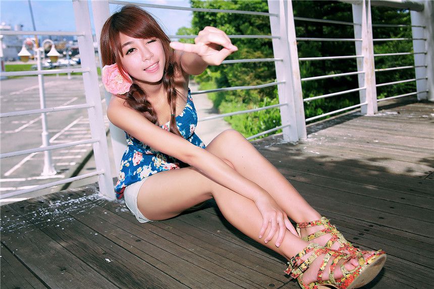 清纯美女小紫长腿迷人外拍写真