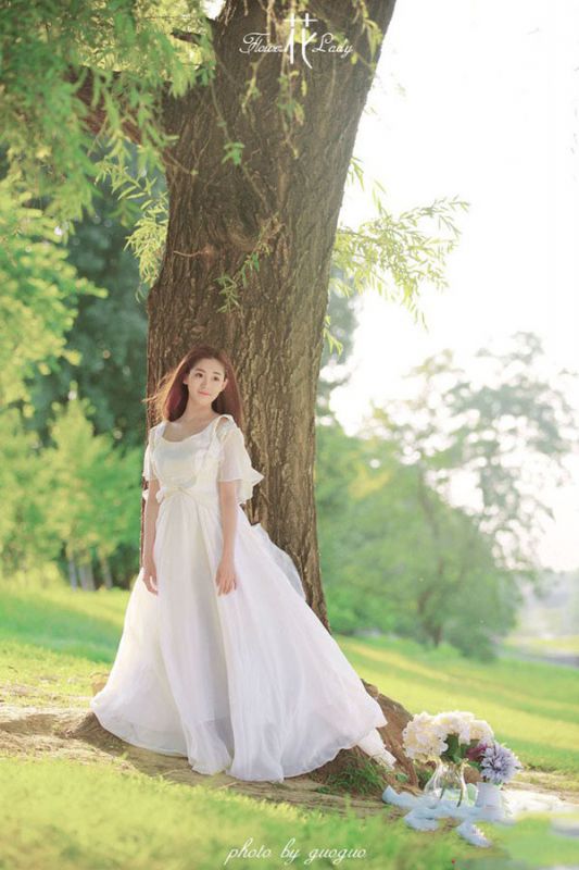 清纯美女白色长裙唯美户外写真