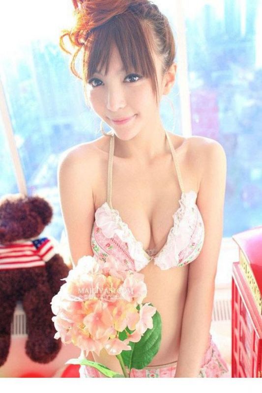 90后性感美女马樱侨妖娆比基尼私房写真
