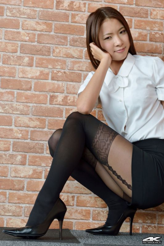 黑丝制服美女高挑妩媚私房照
