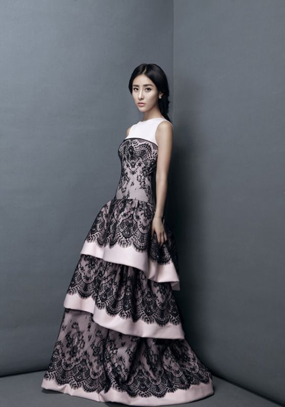 贾青蕾丝长裙写真展优雅女神范