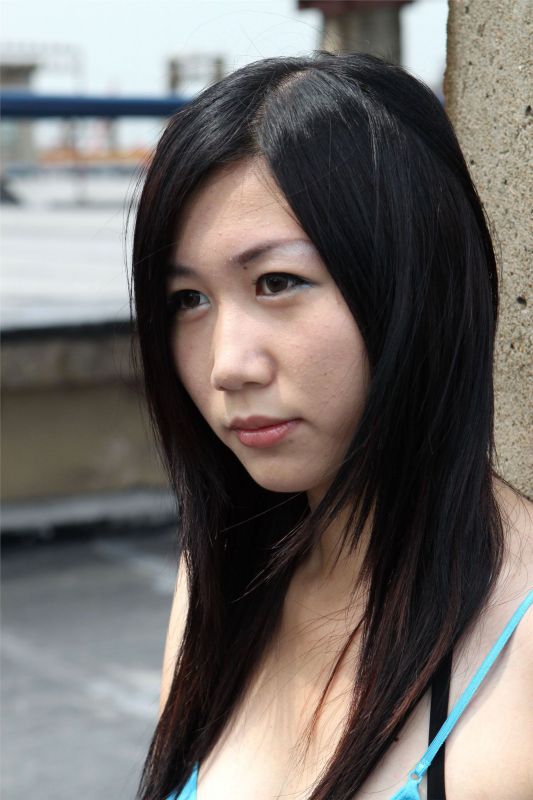 长发美女娇娇户外秀修长美腿写真