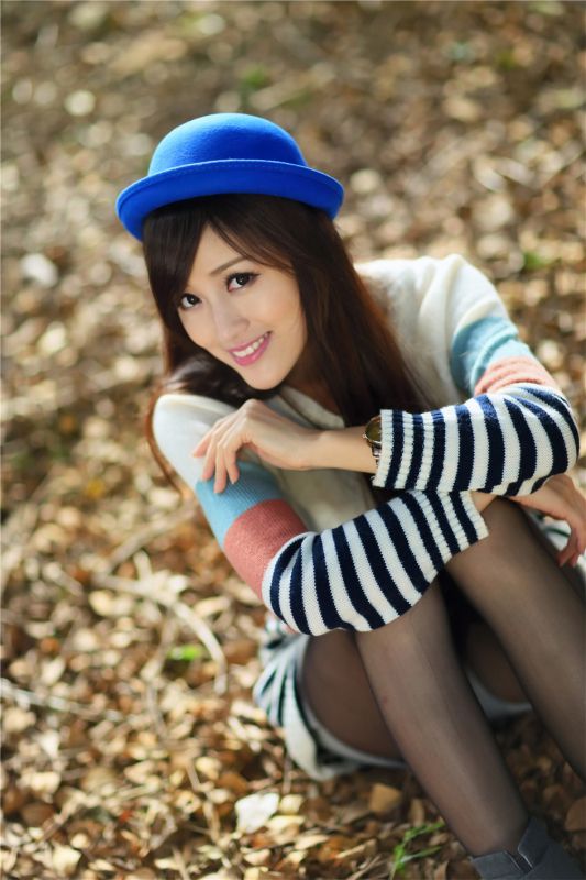90后清纯美女初秋户外迷人写真