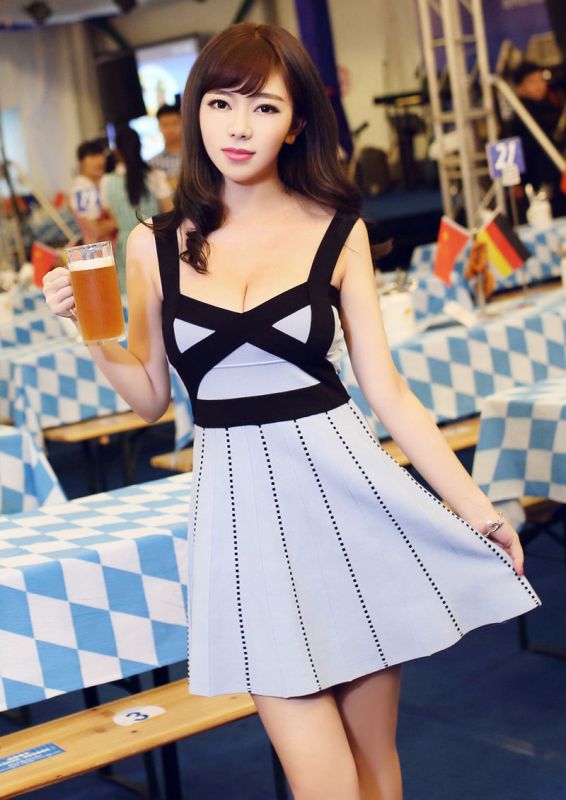 长裙美女刘飞儿旅拍秀迷人乳沟