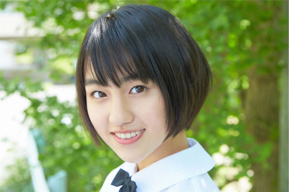 日本学生制服美女户外清纯图片