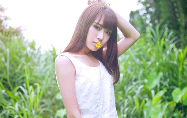 清纯学生妹雨后田园迷人写照