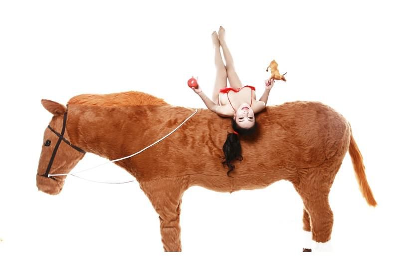 美女明星龚h菲性感演绎人体艺术