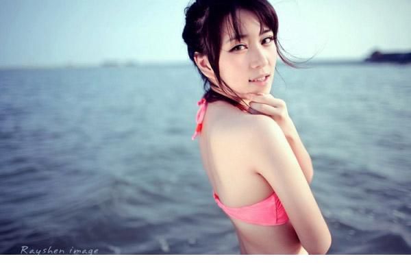 海边比基尼美女性感写真