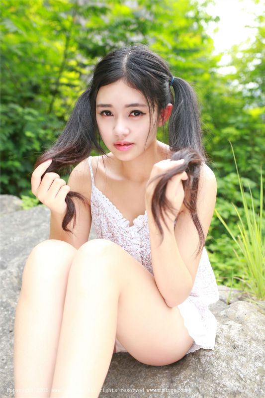 比基尼模特果味包子溪间大秀傲人曲线身材