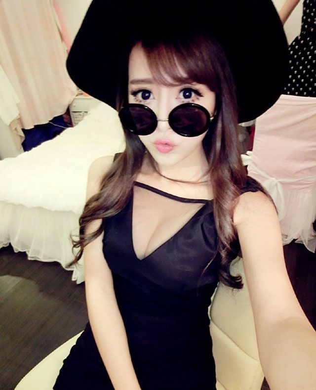 大胸美女王曼妮性感自拍大片