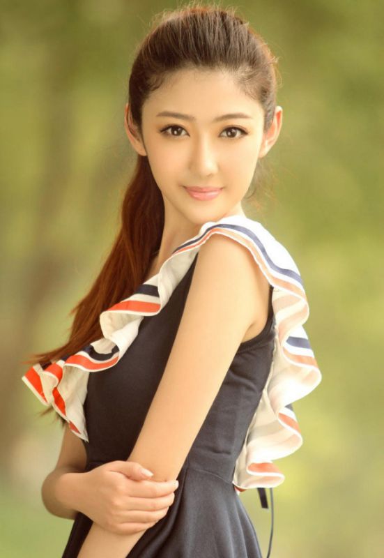 清纯长发美女户外高清写真