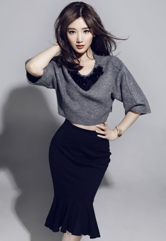 毛晓彤时尚写真大片展甜美笑容