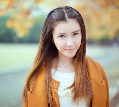 清纯少女户外迷人笑容写照