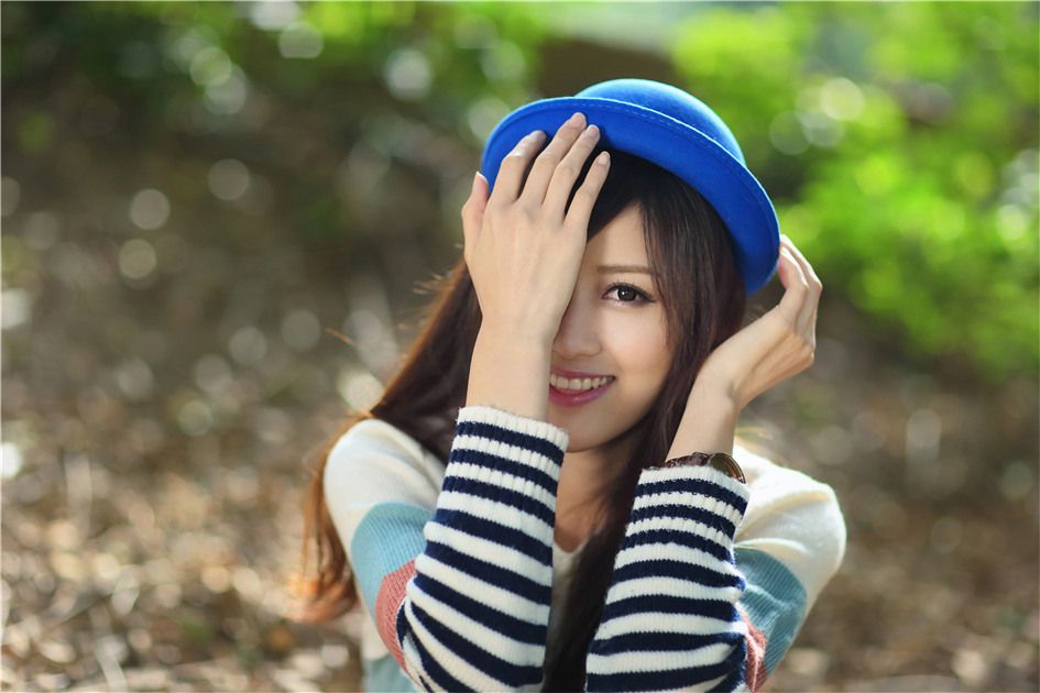 90后清纯美女初秋户外迷人写真