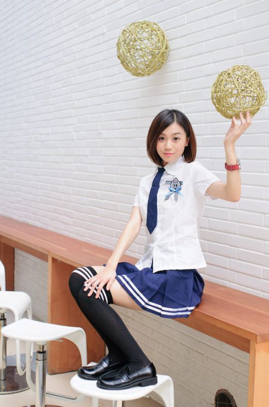 90后清纯美女演绎校服诱惑