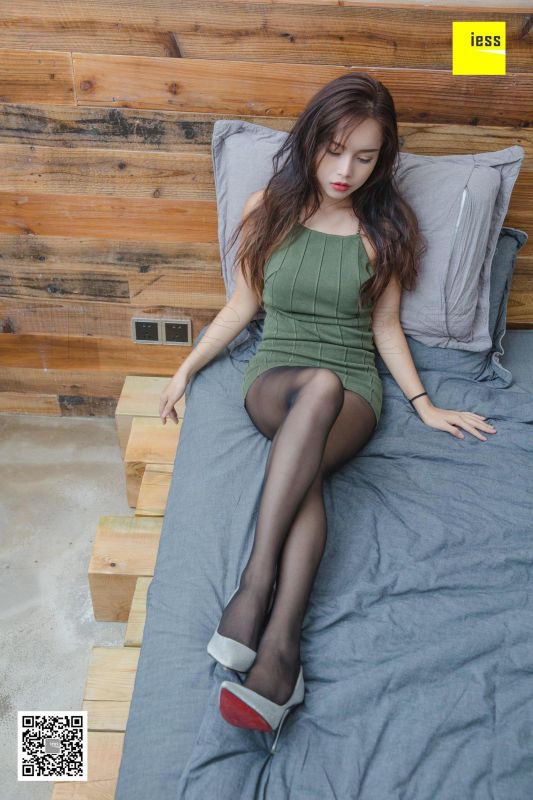 小羽 《小羽大露背黑丝》写真套图